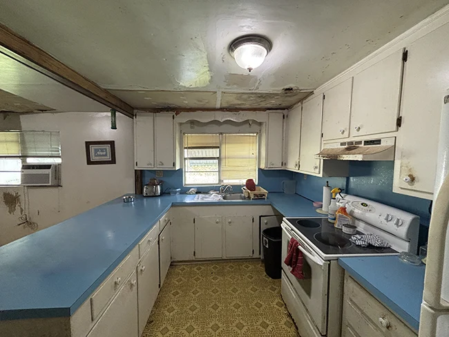 Venice Park Home Kitchen Before Photo